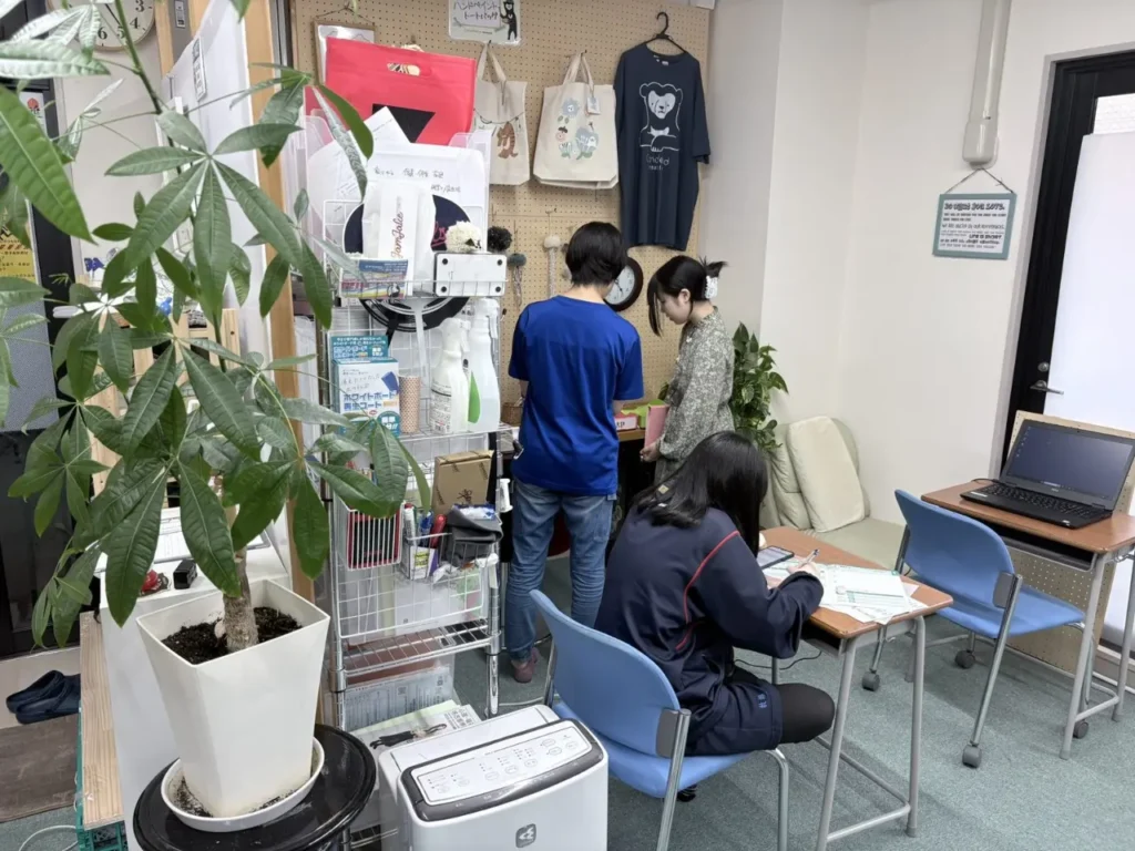 手づくりの作品と植物に囲まれたビバ☆マナの教室