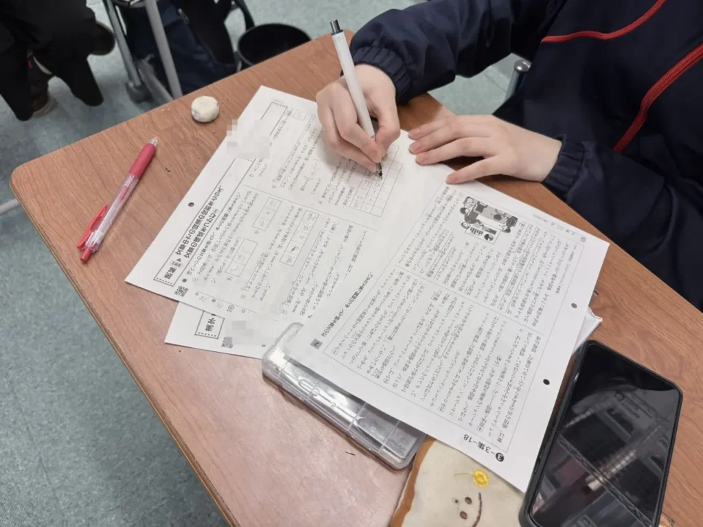 学研教室のスモールステップ教材に取り組む生徒の手元