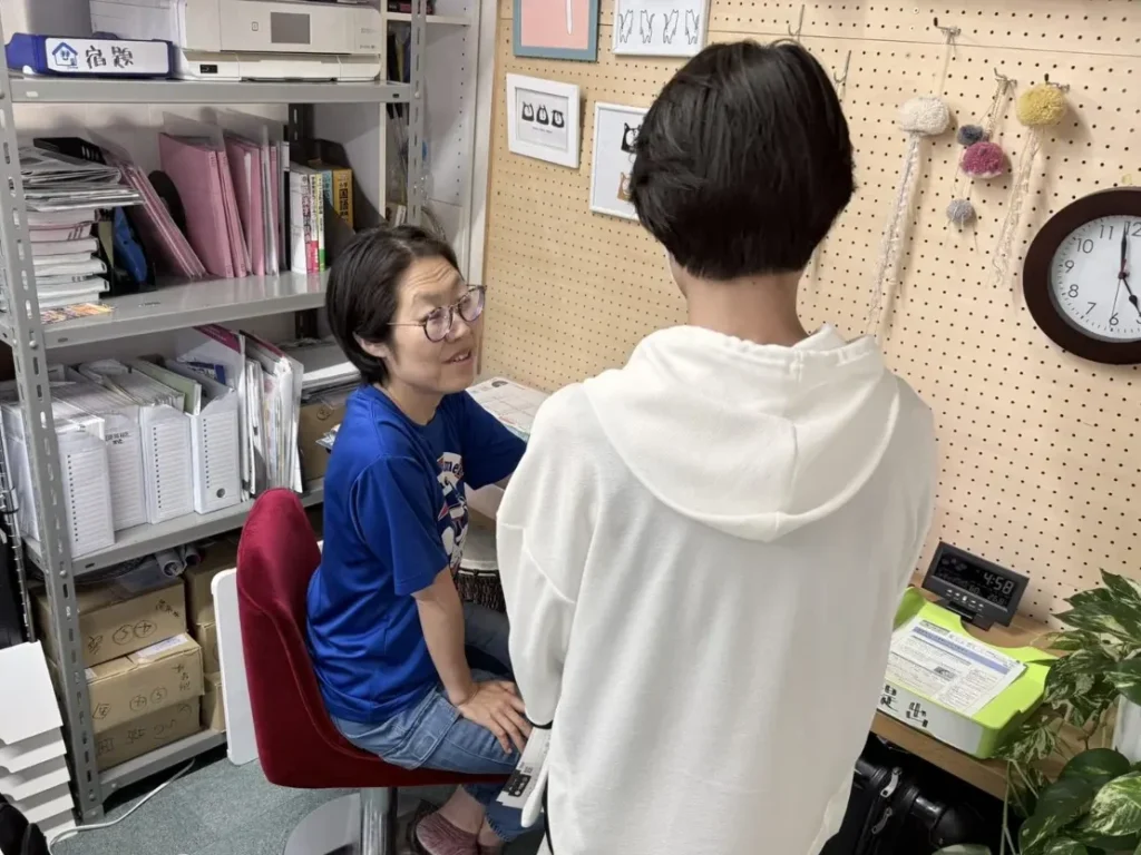 ビバ☆マナで中学生と話す主担当の山本沙智代